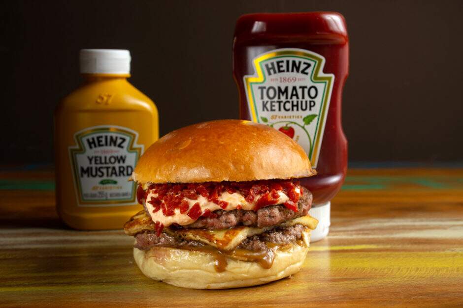 Pão de brioche, burguer duplo de 110g cada, pasta de pepperoni, queijo coalho grelhado na manteiga de garrafa, molho especial da casa e farofa de pepperoni