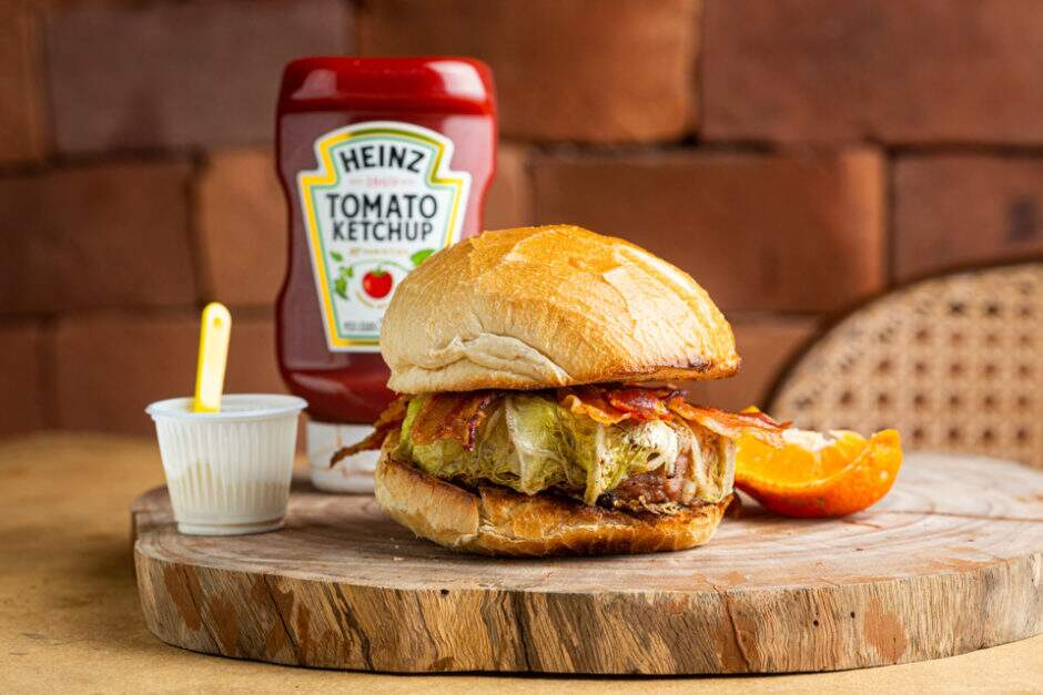 Pão de sal redondo, blend de copa lombo, requeijão de raspa, acelga, bacon e aioli de limão capeta