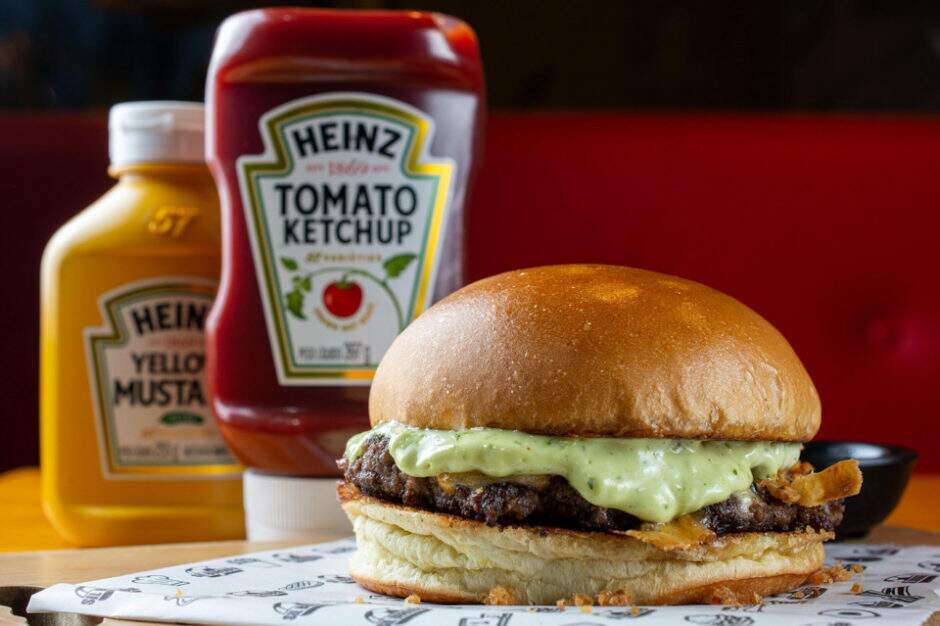 Smash com 100g, American cheese, crispy de cebola, bacon e molho de ervas.