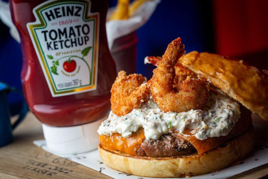 Hambúrguer suculento de Fraldinha 150g, camarões empanados crocantes, queijo cheddar, creme de cogumelos e cream cheese.
