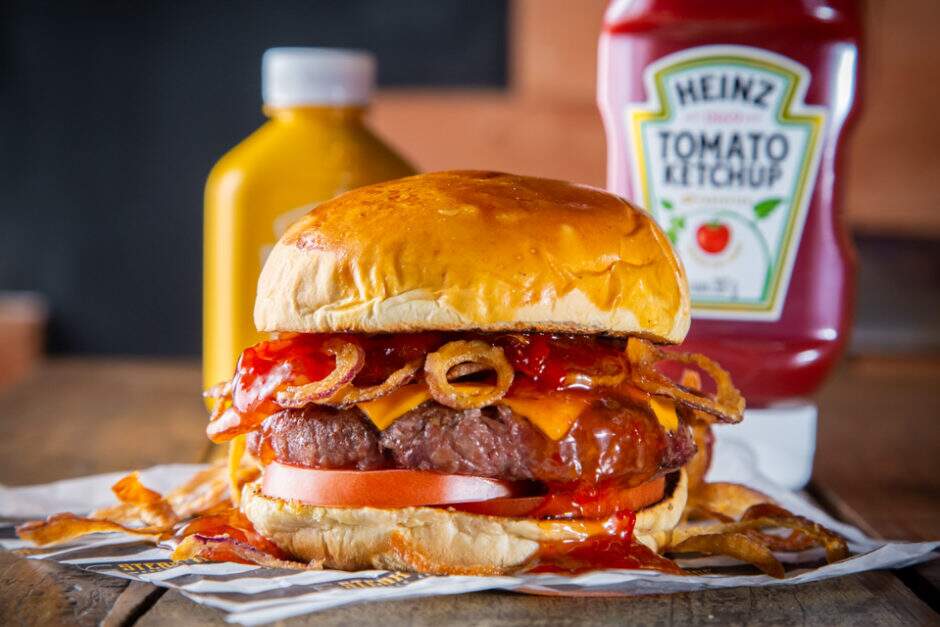 Suculento burger de 100% costela bovina 160g, queijo cheddar, tomate em fatias, coberto com cebola crispy e sweet chilli, servido no pão brioche.
