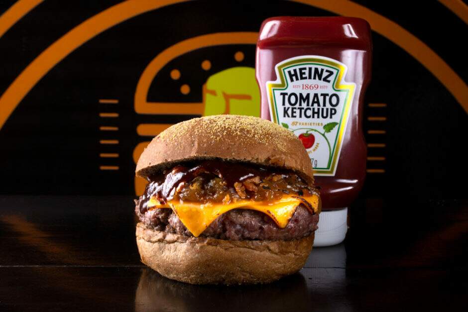 Pão Australiano, burger 160g, queijo cheddar, cebola caramelizada, crispy de bacon e molho barbecue de whisky Jim Beam.