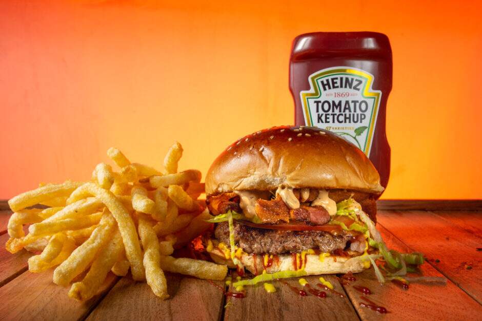 The San: pão, carne 100g, queijo Cheedar, picles, cebola, alface picada, bacon + chips + uma coca 220ml