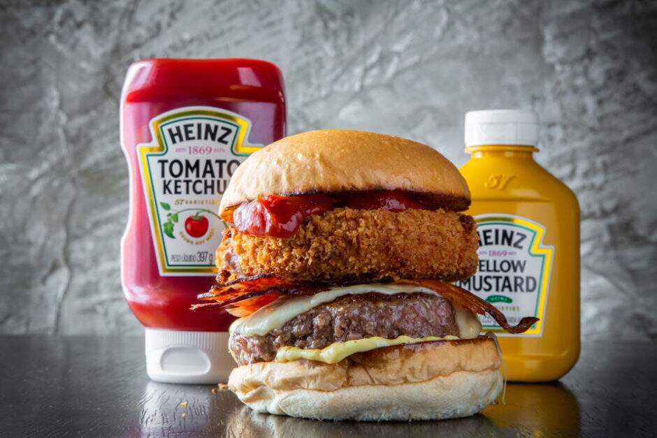 Burger de 160g, mozarella, american cheese de queijo meia cura e requeijão do norte empanado, bacon em tiras, ketchup de goiaba (receita com ketchup heinz), pão de hamburguer e maionese da casa.
