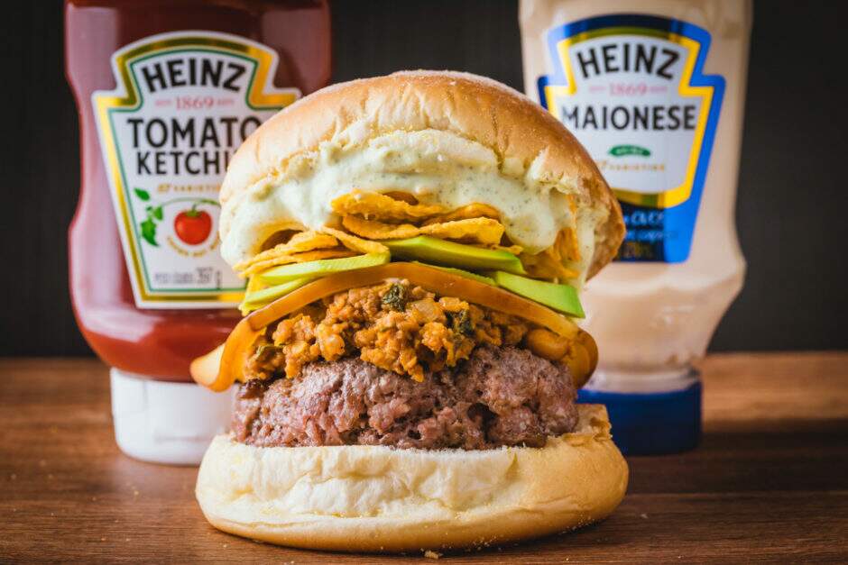 Pão branco, hambúrguer blend de 160g, maionese da casa, Chilli levemente apimentado, queijo provolone, fatias de abacate, Doritos e Pimenta Chipotle para finalizar.