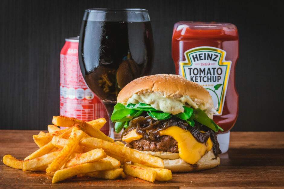 Up Cheddar + 200 gramas de Batata frita temperadas com sal e páprica + 1 Refrigerante lata.